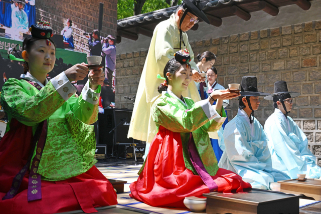 18일 서울 중구 덕수궁 돌담길에서 열린 서울시 주관 ‘2025 성년의날 축제’에서 올해로 만 19세가 되는 2006년생들이 전통 성년례를 치르고 있다. 조태형 기자