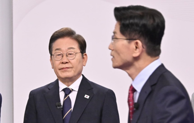 18일 서울 마포구 SBS프리즘타워에서 중앙선거방송토론위원회 주관 제21대 대통령선거 후보자 토론회에 참석한 이재명(왼쪽) 더불어민주당 대선 후보와 김문수 국민의힘 대선 후보. 연합뉴
