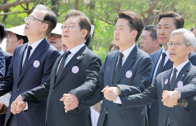 이재명(왼쪽 두 번째) 더불어민주당 대선 후보가 이준석(왼쪽 세 번째) 개혁신당 대선 후보, 권영국(왼쪽 네 번째) 민주노동당 대선 후보 등과 손을 맞잡고 18일 광주 북구 국립5·18민주묘지에서 열린 '제45주기 5·18 민주화운동기념식'에서 임을 위한 행진곡을 제창하고 있다. 김문수 국민의힘 대선 후보는 이날 기념식에 불참했다. 광주=오승현 기자