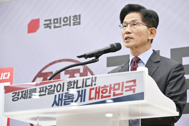 김문수 국민의힘 대선 후보가 18일 서울 여의도 국민의힘 중앙당사에서 ‘경제를 판갈이합니다-새롭게 대한민국’ 경제 공약을 발표하고 있다. 연합뉴스