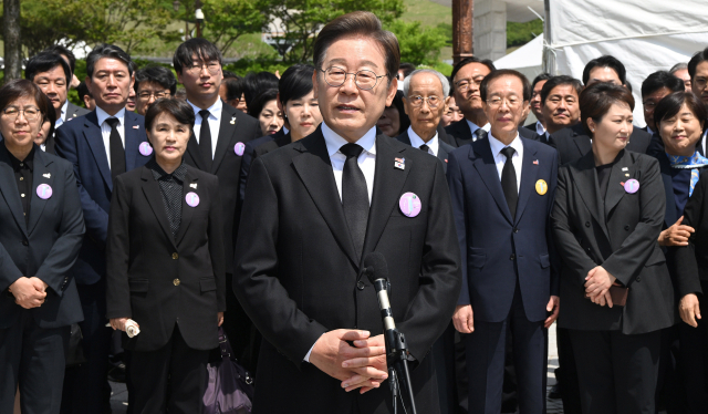 이재명 더불어민주당 대선 후보가 18일 광주 북구 국립5·18민주묘지에서 열린 '제45주기 5·18 민주화운동기념식'에 참석한 뒤 취재진의 질의에 답하고 있다. 광주=오승현 기자