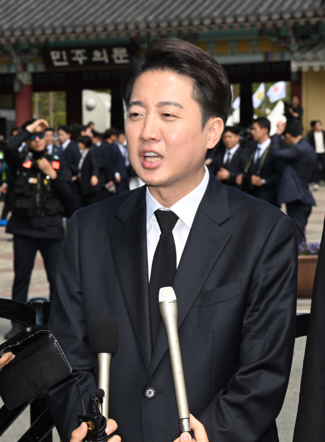 이준석 개혁신당 대선 후보가 18일 광주 북구 국립5·18민주묘지에서 열린 ‘제45주기 5·18민주화운동 기념식’에 참석하며 취재진의 질의에 답하고 있다. 광주=오승현 기자