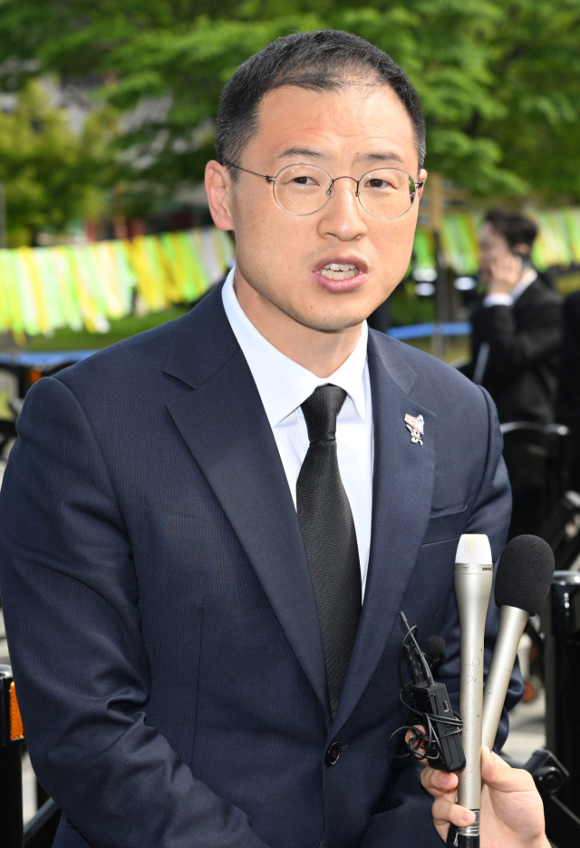 김상욱 무소속 의원이 18일 ‘제45주기 5·18 민주화운동 기념식’이 열린 광주 국립5·18민주묘지에서 더불어민주당 입당 기자회견을 하고 있다. 광주=오승현 기자