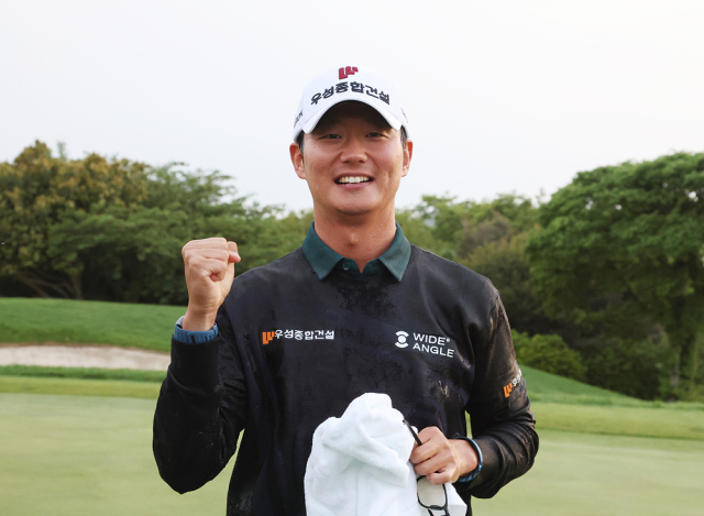 우승을 확정한 후 기쁨을 만끽하는 엄재웅. 사진 제공=KPGA