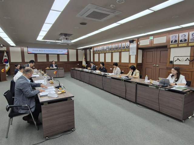 중구인재육성장학재단 이사회에서 관계자들이 회의를 하고 있다. 사진제공=중구