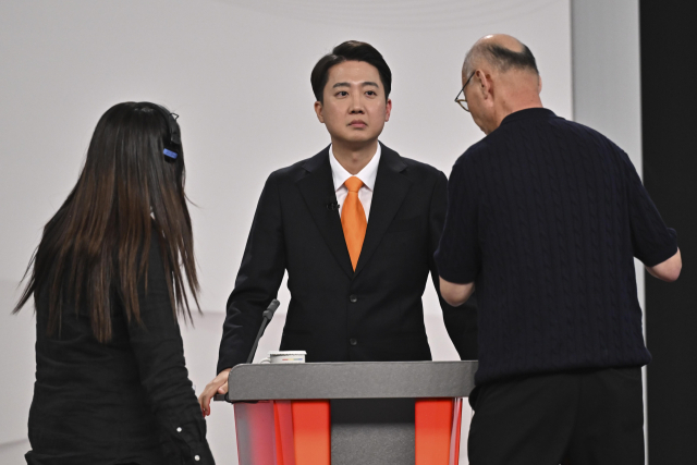 이준석 개혁신당 대통령 선거 후보가 18일 서울 마포구 상암동 SBS 프리즘센터 스튜디오에서 열린 제21대 대선 1차 후보자 토론회를 준비하고 있다. 국회사진기자단