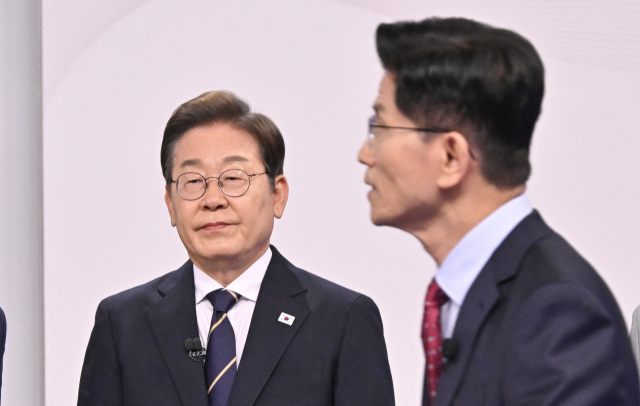 김문수(오른쪽) 국민의힘, 이재명 더불어민주당 대선 후보가 18일 서울 마포구 상암동 SBS 프리즘센터 스튜디오에서 제21대 대선 1차 후보자 토론회를 앞두고 각자 다른 방향을 바라보고 있다. 국회사진기자단