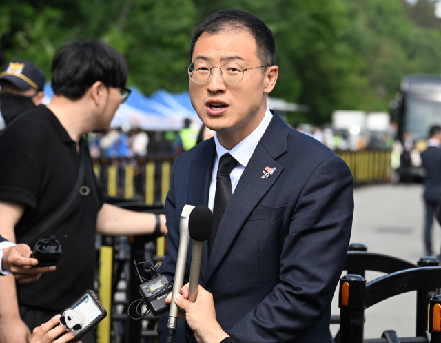 김상욱 무소속 의원이 18일 ‘제45주기 5·18민주화운동 기념식’이 열린 광주 북구 국립5·18민주묘지에서 더불어민주당 입당 기자회견을 하고 있다. 광주=오승현 기자