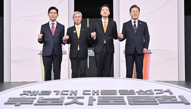 김문수(왼쪽부터)국민의힘, 권영국 민주노동당, 이준석 개혁신당, 이재명 더불어민주당 대선 후보가 18일 서울 마포구 상암동 SBS에서 열린 제21대 대선 1차 후보자 토론회 시작에 앞서 기념 촬영을 하고 있다. 연합뉴스