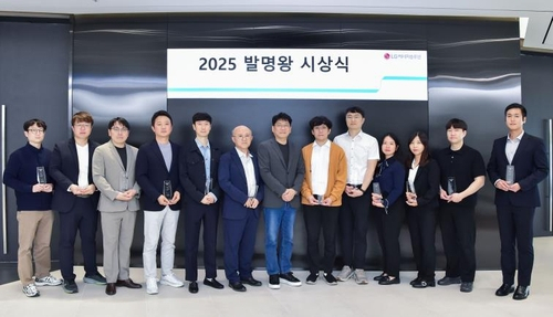 강성욱(왼쪽 여섯 번째) LG에너지솔루션 팀장이 서울 여의도 파크원 본사에서 열린 '2025 발명왕·출원왕' 시상식에서 금상을 수상한 뒤 기념사진을 촬영하고 있다. 사진제공=LG에너지솔루션