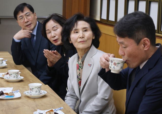 김문수 국민의힘 대선 후보 부인 설난영 여사(가운데)가 18일 광주광역시에 있는 광주양림교회를 방문, 김현준 목사 등을 만나고 있다. 연합뉴스