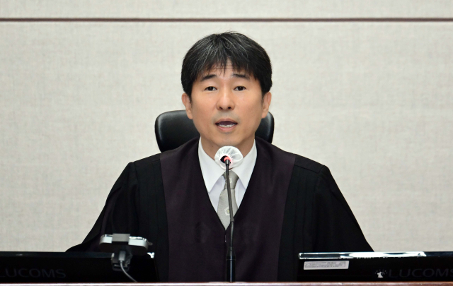지귀연 부장판사가 21일 오전 서울 서초구 서울중앙지법 417호 법정에서 열린 윤석열 전 대통령의 내란 우두머리 혐의 재판을 하기 전 언론 공개에 대한 발언을 하고 있다. 연합뉴스