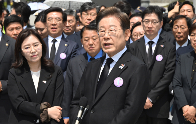 이재명 더불어민주당 대선 후보가 18일 광주 북구 국립5·18민주묘지에서 열린 '제45주기 5·18 민주화운동기념식'에 참석한 뒤 취재진의 질의에 답하고 있다. 광주=오승현 기자