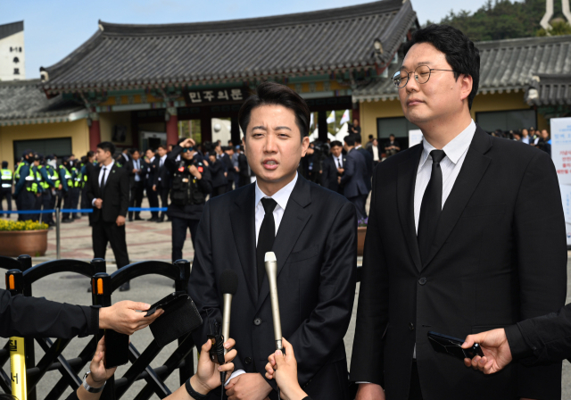 이준석 개혁신당 대선 후보가 18일 광주 북구 국립5·18민주묘지에서 열린 '제45주기 5·18 민주화운동기념식'에 참석하며 취재진의 질의에 답하고 있다. 광주=오승현 기자