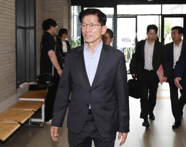 김문수 국민의힘 대선 후보가 18일 경제 공약 발표를 위해 서울 여의도 국민의힘 중앙당사에 들어서고 있다. 연합뉴스