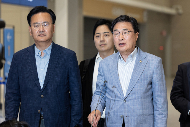 국민의힘 유상범(왼쪽) 의원과 김대식 의원이 18일 인천국제공항에서 홍준표 전 대구시장의 선대위 합류 설득을 위해 미국 하와이로 출국하기 전 취재진의 질문에 답하고 있다. 뉴스1