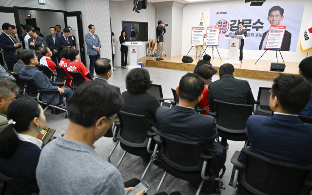 김문수 국민의힘 대선 후보가 18일 서울 여의도 국민의힘 중앙당사에서 '경제를 판갈이 합니다-새롭게 대한민국' 경제 공약을 발표하고 있다. 연합뉴스