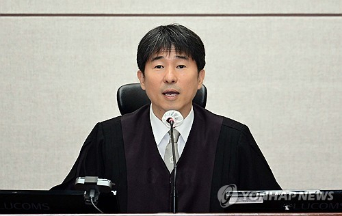 지귀연 부장판사가 21일 서울 서초구 서울중앙지법에서 열린 윤석열 전 대통령 내란 우두머리 혐의 형사재판 2차 공판에서 발언하고 있다. 사진공동취재단