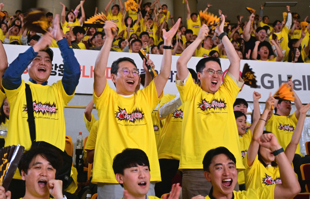 조주완(가운데) LG전자 사장이 이달 17일 서울 잠실학생체육관에서 열린 프로농구 최종전에서 LG세이커스를 응원하고 있다. 사진제공=LG전자
