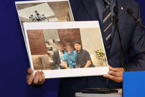 민주, 지귀연 의혹 사진 공개…"룸살롱서 삼겹살 먹나"