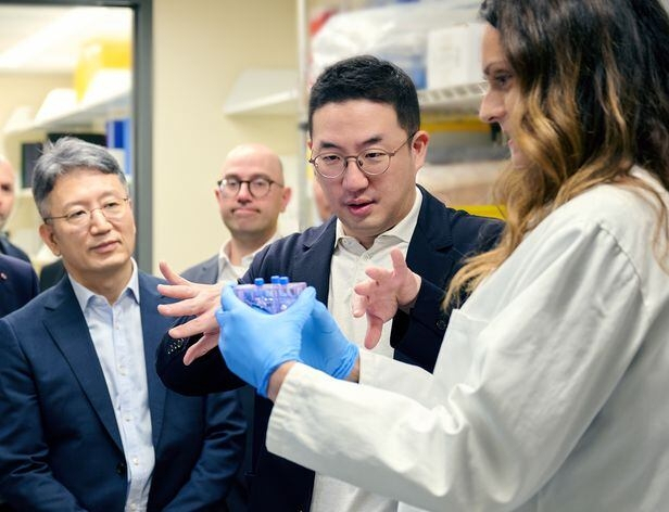 구광모 LG그룹 회장이 2023년 8월 미국 보스턴 ‘다나파버 암 센터’를 방문해 치료제 생산 과정에 대한 설명을 듣고 있다. 사진 제공=LG