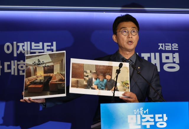 노종면 더불어민주당 선대위 대변인이 19일 서울 여의도 당사에서 