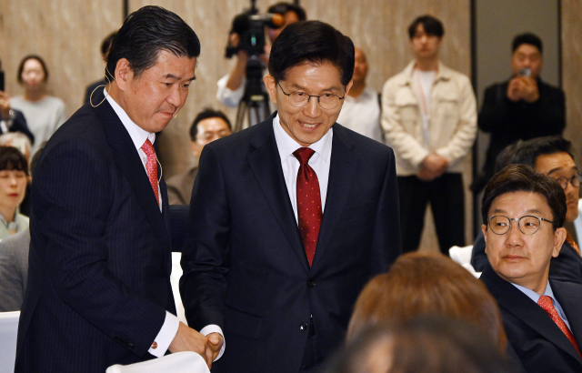 김문수 국민의힘 대선 후보와 제임스 김 주한미국상공회의소(AMCHAM·암참) 회장이 19일 서울 종로구 포시즌스호텔에서 열린 암참 초청 특별 오찬 간담회에 참석하고 있다. 오승현 기자 2025.05.19