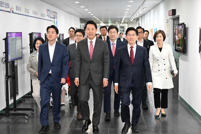 이준석(왼쪽부터) 개혁신당 대선후보, 오세훈 서울시장, 김문수 국민의힘 대선후보가 19일 ‘약자와 동행하는 서울’ 토론회를 위해 입장하고 있다. 사진제공=서울시