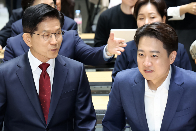 김문수 국민의힘 대통령 후보(왼쪽)와 이준석 개혁신당 대통령 후보가 19일 오전 서울 중구 서울시청에서 열린 '약자와 동행하는 서울 토론회'에 참석해 나란히 앉아 있다. 뉴스1 제공