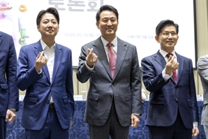 金 "하나도 멀지 않다" 러브콜에도 이준석 "단일화 관심 없어"