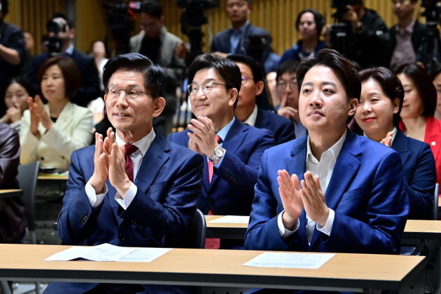 김문수(왼쪽) 국민의힘 대선 후보와 이준석 개혁신당 대선 후보가 19일 오전 서울시청에서 열린 ‘약자와 동행하는 서울’ 토론회에 참석하고 있다. 오승현 기자