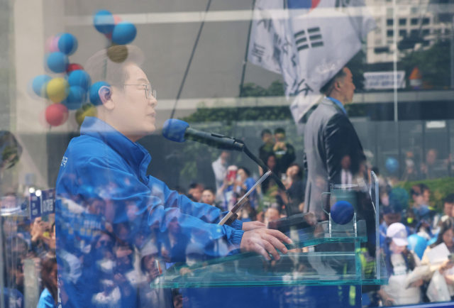 이재명 더불어민주당 대선 후보가 19일 서울 용산역 광장에서 방탄유리가 설치된 유세차량에 올라 지지를 호소하고 있다. 오승현 기자 2025.05.19