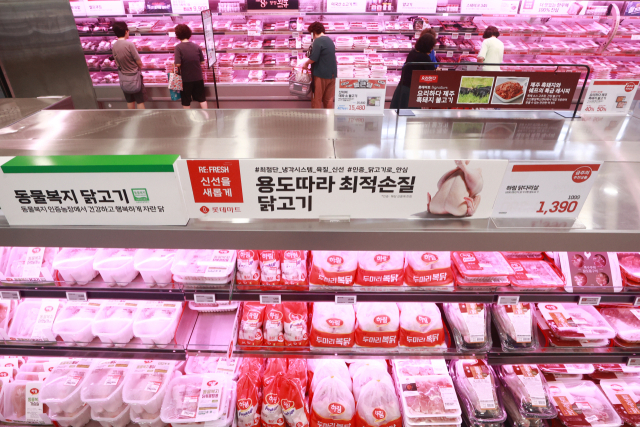 서울 시내 한 대형마트에 닭고기가 진열돼 있는 모습. 연합뉴스