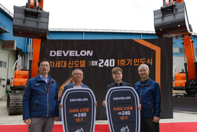 오승현(오른쪽부터) HD현대인프라코어 오승현 사장과 1호기 고객 청림환경 이용철 대표, 하나종합중기 황의병 대표가 19일 인천 HD현대인프라코어 본사에서 열린 24톤급 디벨론 중형 굴착기 1호기 전달식에 참석해 기념 촬영을 하고 있다. 사진 제공=HD현대사이트솔루션