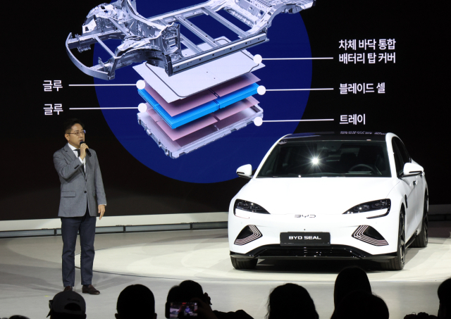 지난 4월 3일 경기도 고양시 킨텍스에서 열린 2025 서울모빌리티쇼에서 BYD 씰이 공개되고 있다. 뉴스1
