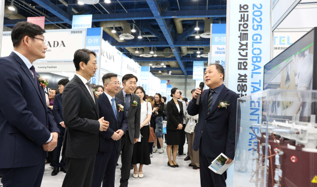 안덕근(왼쪽 두 번째) 산업통상자원부 장관과 강경성(〃 세 번째) KOTRA 사장이 19일 서울 강남구 코엑스에서 열린 ‘2025 글로벌 탤런트 페어’를 찾아 채용관을 둘러보고 있다. 사진 제공=KOTRA