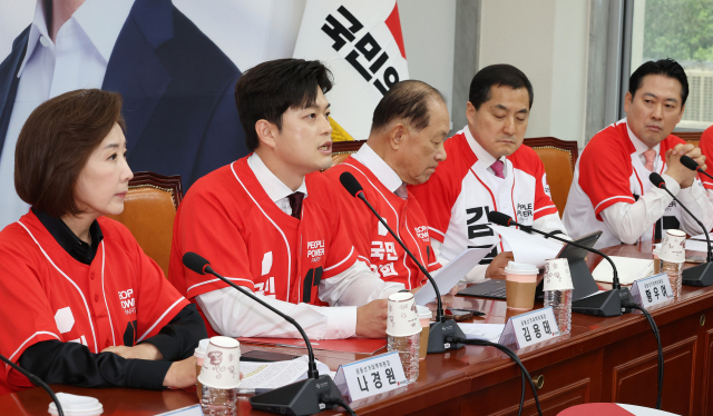 김용태(왼쪽에서 두번째) 국민의힘 김용태 비상대책위원장이 19일 서울 여의도 국회에서 열린 중앙선거대책위원회 회의에서 발언하고 있다. 연합뉴스