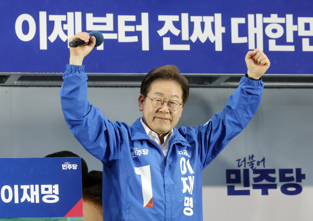 이재명 더불어민주당 대선 후보가 16일 전북 정읍시 정읍역 광장에서 지지를 호소하고 있다. 정읍=오승현 기자