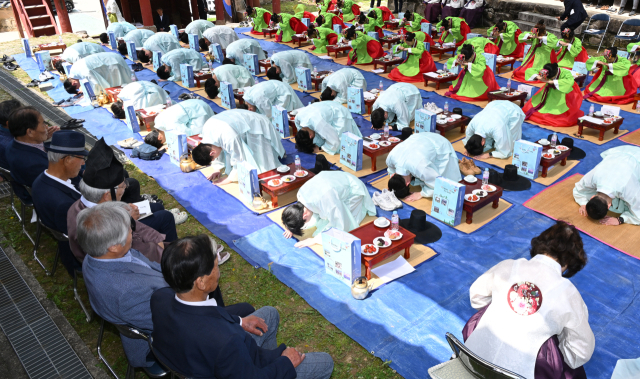 19일 경남 거창군 거창읍 거창향교 명륜당 앞뜰에서 성년의 날을 맞아 전통 성년례가 열리고 있다. 연합뉴스