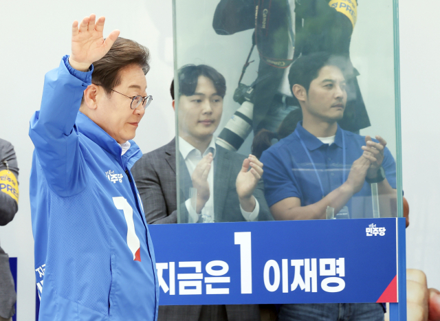 이재명 더불어민주당 대선 후보가 19일 서울 용산역 광장에서 방탄유리가 설치된 유세차량에 올라 지지를 호소하고 있다. 오승현 기자