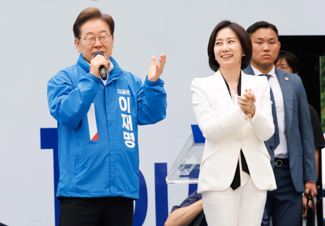 이재명 더불어민주당 대선 후보가 19일 서울 영등포구 타임스퀘어 앞에서 진행된 유세에서 이 후보 지지 선언을 한 허은아 전 개혁신당 대표를 소개하고 있다. 오승현 기자