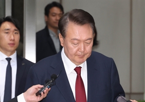 “피고인, 주무시는 건 아니죠?”…尹 '묵묵부답' 이어지자 판사가 질문
