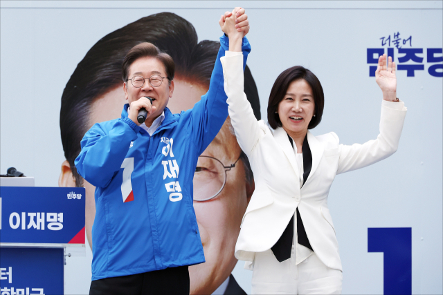 이재명 더불어민주당 대선 후보가 19일 서울 영등포구 타임스퀘어 광장에서 이 후보 지지 선언을 한 허은아 전 개혁신당 대표와 손을 맞잡아 들며 인사하고 있다. 오승현 기자 2025.05.19