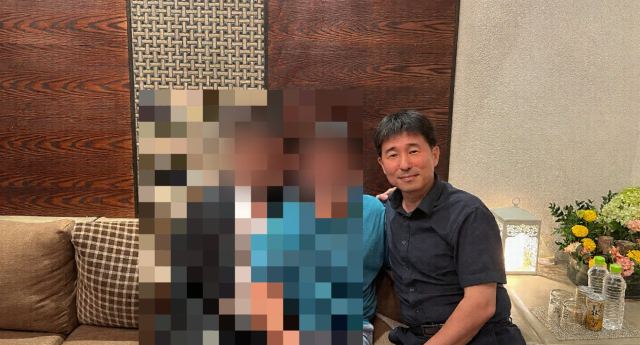 더불어민주당이 19일 공개한 지귀연 서울중앙지법 부장판사의 룸살롱 접대 의혹과 관련한 사진(더불어민주당 선대위 내란종식 헌정수호 추진본부 제공) / 뉴스1