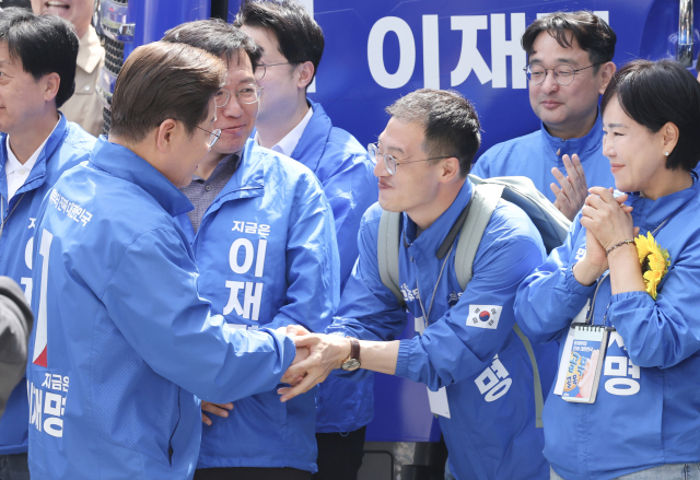 이재명 더불어민주당 대선 후보가 19일 서울 용산역 광장에서 진행된 집중유세에서 국민의힘을 탈당하고 민주당에 입당한 김상욱 의원과 인사하고 있다. 오승현 기자 2025.05.19