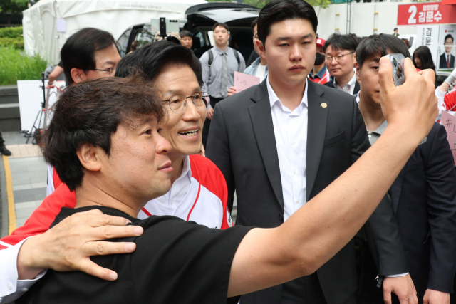 김문수 국민의힘 대선 후보가 19일 서울 중구 청계광장에서 