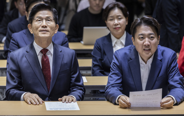 김문수(왼쪽) 국민의힘 대선 후보와 이준석 개혁신당 대선 후보가 19일 서울 중구 서울시청에서 열린 '약자와 동행하는 서울 토론회'에 참석해 오세훈 서울시장의 환영사를 듣고 있다. 연합뉴스