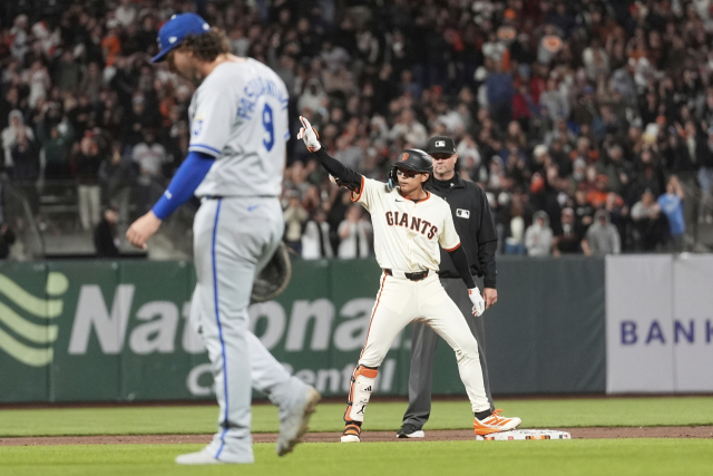이정후(오른쪽)가 20일 MLB 캔자스스티 로열스와의 홈경기에서 8회 말 적시 2루타를 뽑아낸 후 세레머니를 하고 있다. AP연합뉴스