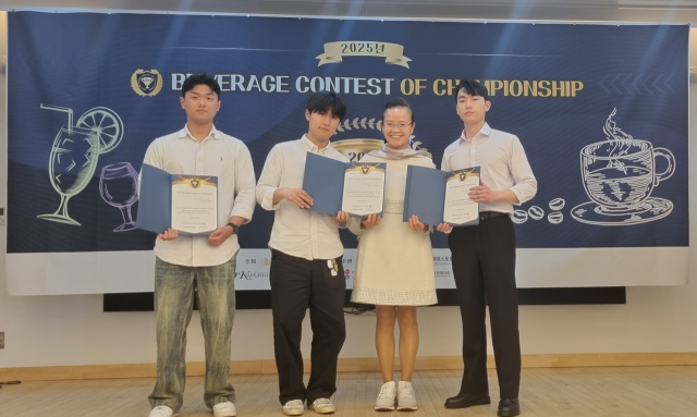 왼쪽부터 동상 윤상원, 은상 노근영, 김연선 교수, 금상 이석현. 사진제공=대구보건대