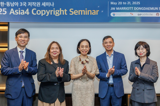 20일 '2025 한-동남아 3국 저작권 세미나'에 참석한 각국 대표단이 기념촬영을 하고 있다.- 왼쪽부터 한국저작권보호원 박정열 원장, 필리핀 지식재산청 앤 카보찬 부청장, 태국 지식재산청 누사라 칸자나쿨 청장, 베트남 문체부 짠 황 저작권국장, 문체부 정향미 저작권국장. 사진 제공=문체부